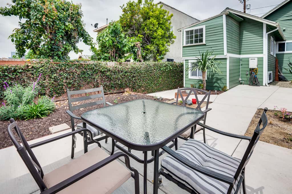 Home 1 Mi to DTLA: Room to Work & Relax!