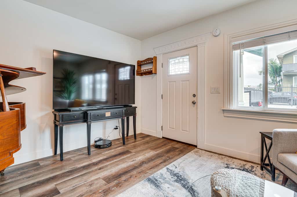 Home 1 Mi to DTLA: Room to Work & Relax!