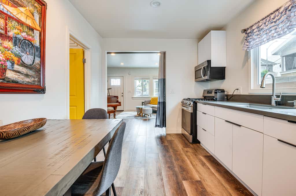 Home 1 Mi to DTLA: Room to Work & Relax!