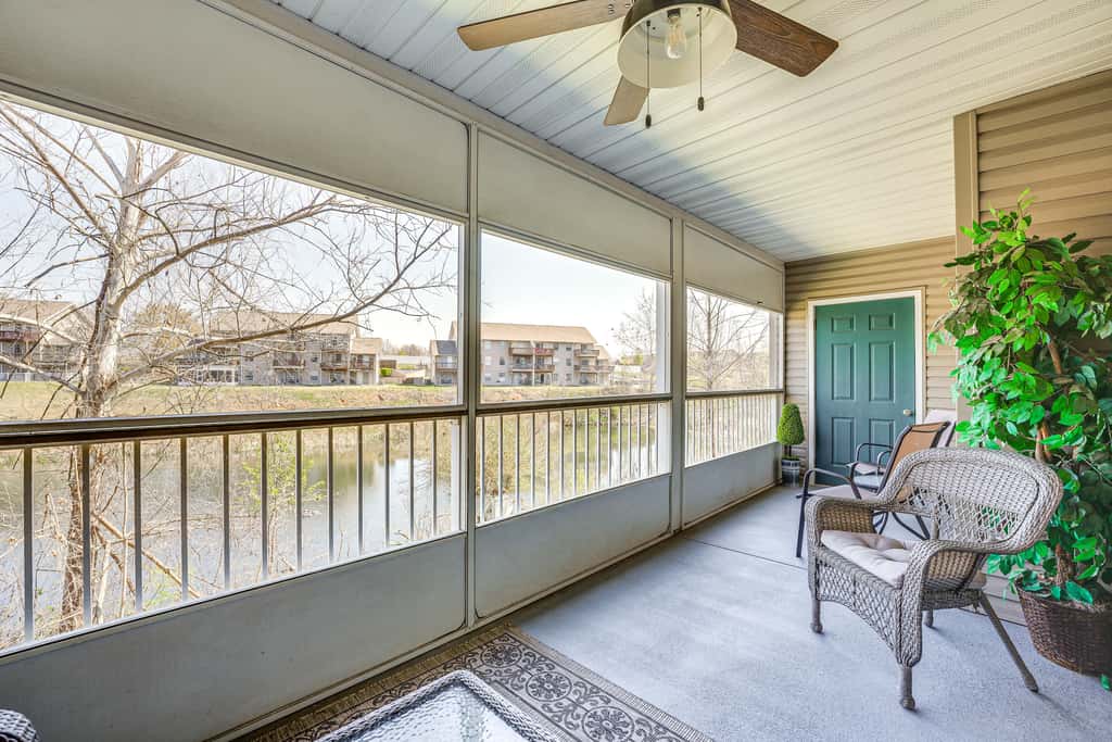 Branson Condo w/ Screened Porch: 4 Mi to Lake!