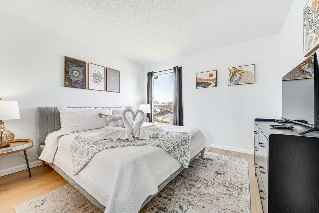 5 Mi to Strip! Pointe Royale Condo w/ Indoor Pool