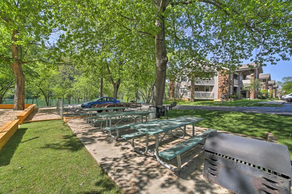 5 Mi to Strip! Pointe Royale Condo w/ Indoor Pool