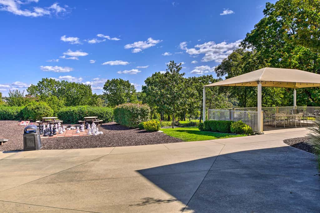 5 Mi to Strip! Pointe Royale Condo w/ Indoor Pool