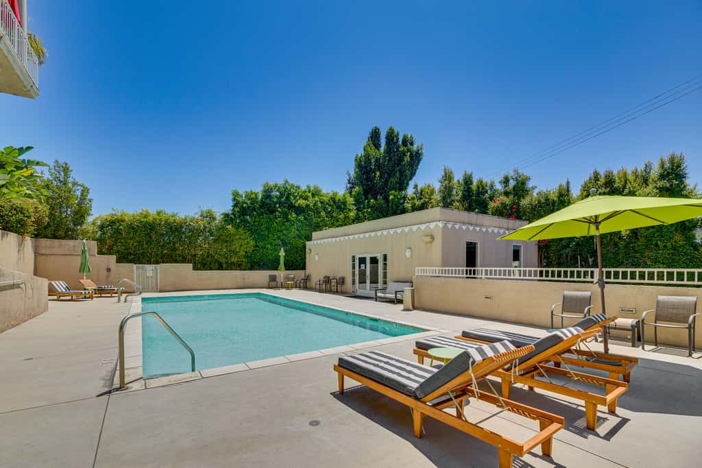2 Mi to Hollywood: Condo w/ Pool & Hot Tub Access