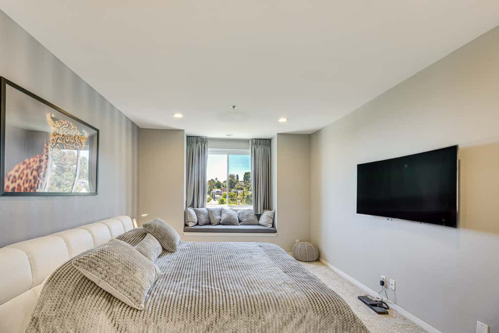 2 Mi to Hollywood: Condo w/ Pool & Hot Tub Access