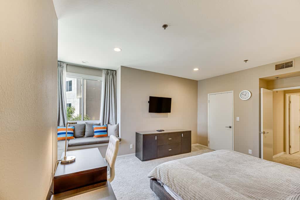 2 Mi to Hollywood: Condo w/ Pool & Hot Tub Access