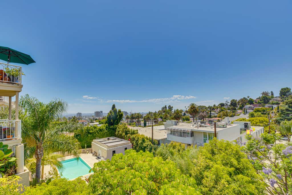 2 Mi to Hollywood: Condo w/ Pool & Hot Tub Access