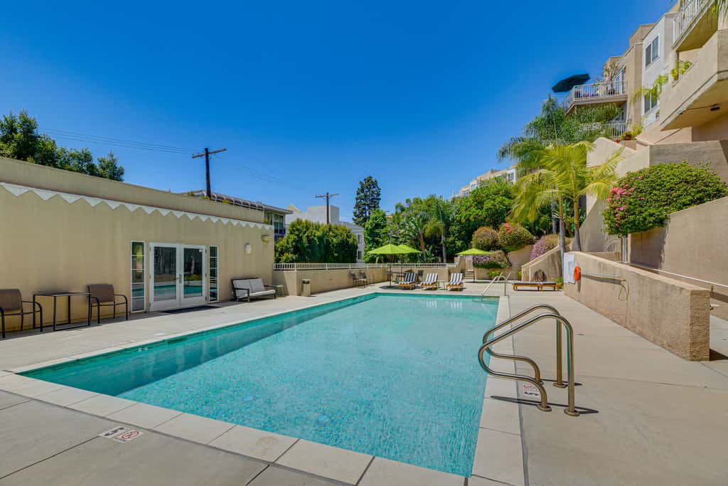2 Mi to Hollywood: Condo w/ Pool & Hot Tub Access
