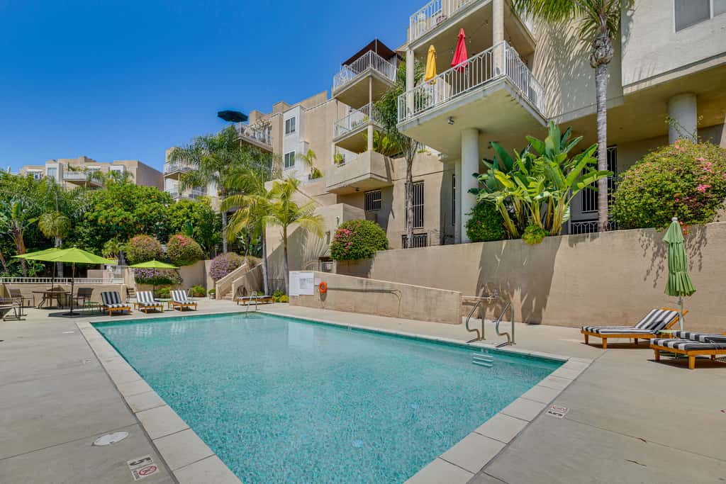 2 Mi to Hollywood: Condo w/ Pool & Hot Tub Access