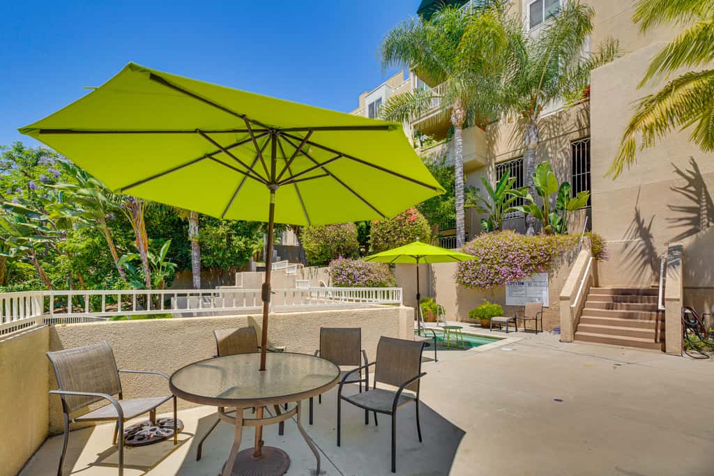 2 Mi to Hollywood: Condo w/ Pool & Hot Tub Access
