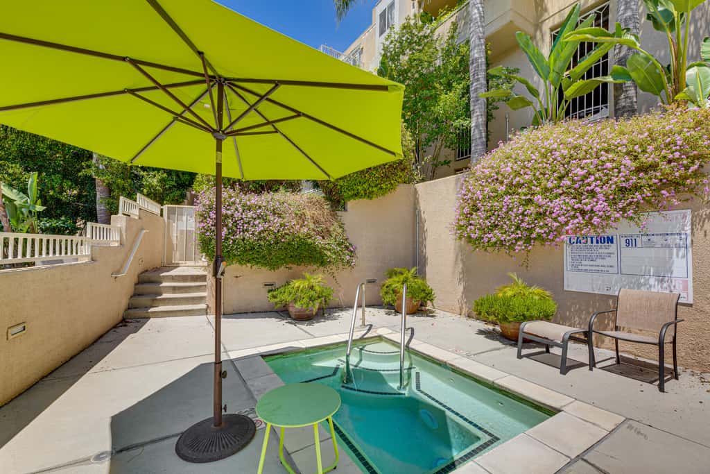 2 Mi to Hollywood: Condo w/ Pool & Hot Tub Access