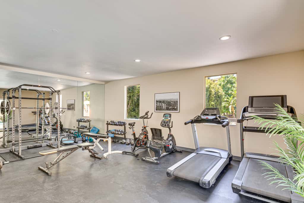 2 Mi to Hollywood: Condo w/ Pool & Hot Tub Access