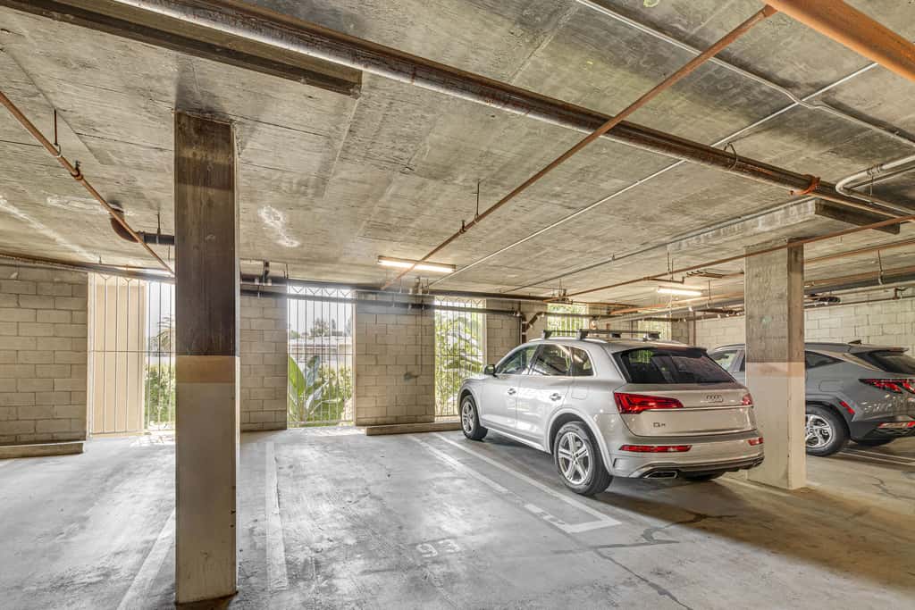 2 Mi to Hollywood: Condo w/ Pool & Hot Tub Access
