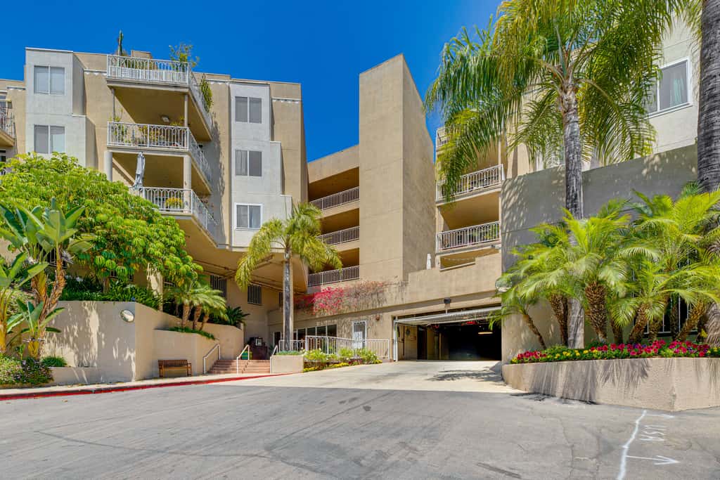 2 Mi to Hollywood: Condo w/ Pool & Hot Tub Access