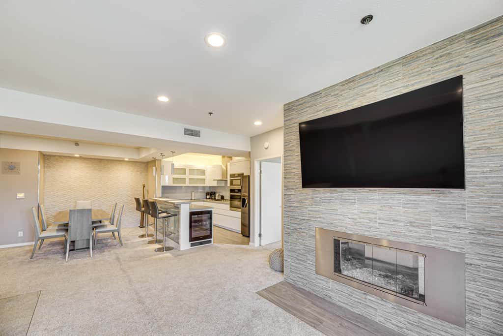 2 Mi to Hollywood: Condo w/ Pool & Hot Tub Access