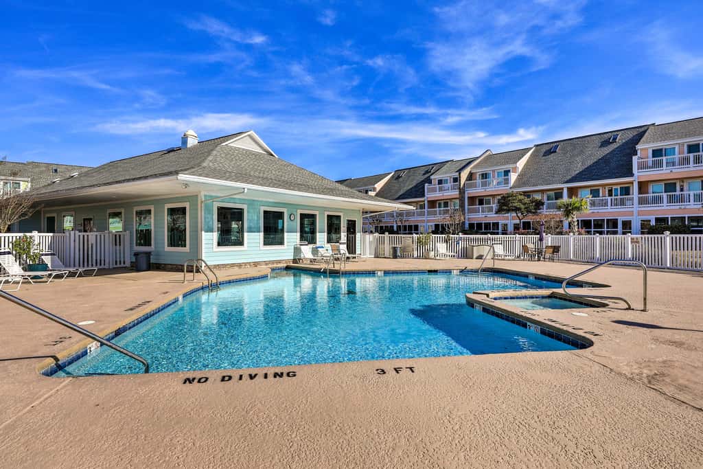 Emerald Isle Condo Near Beach w/ Screened Porch!