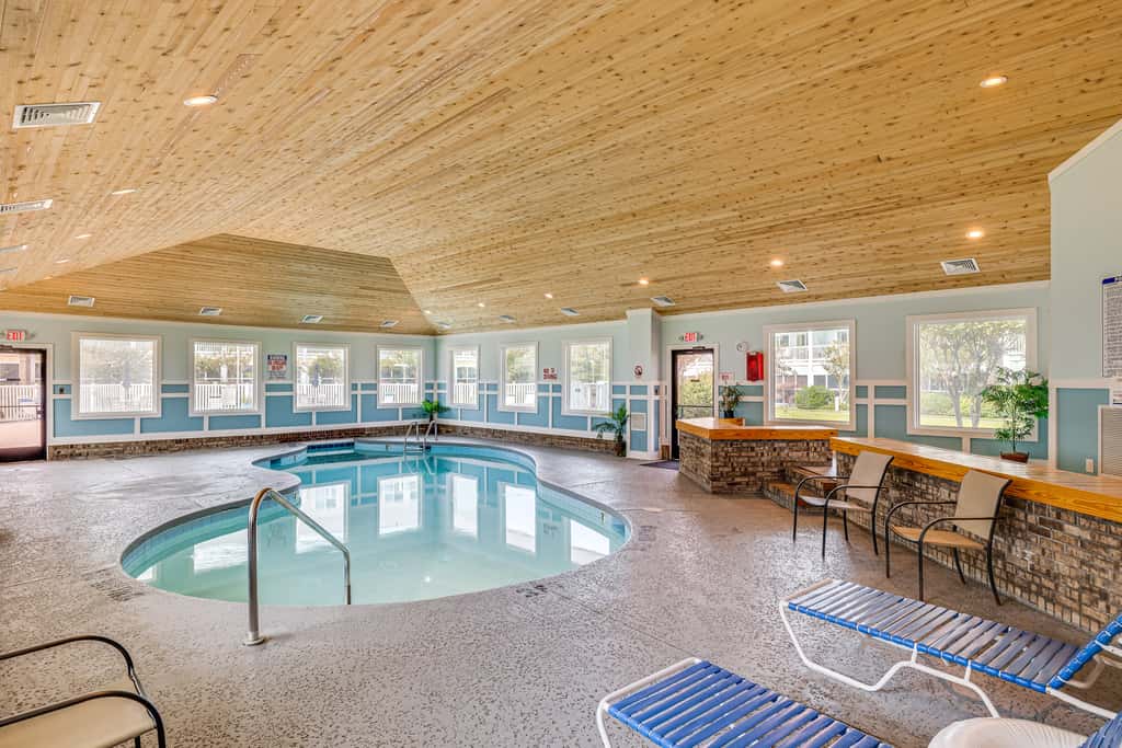 Emerald Isle Condo Near Beach w/ Screened Porch!