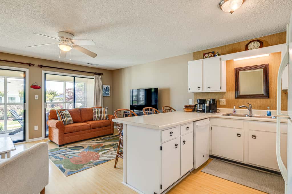 Emerald Isle Condo Near Beach w/ Screened Porch!
