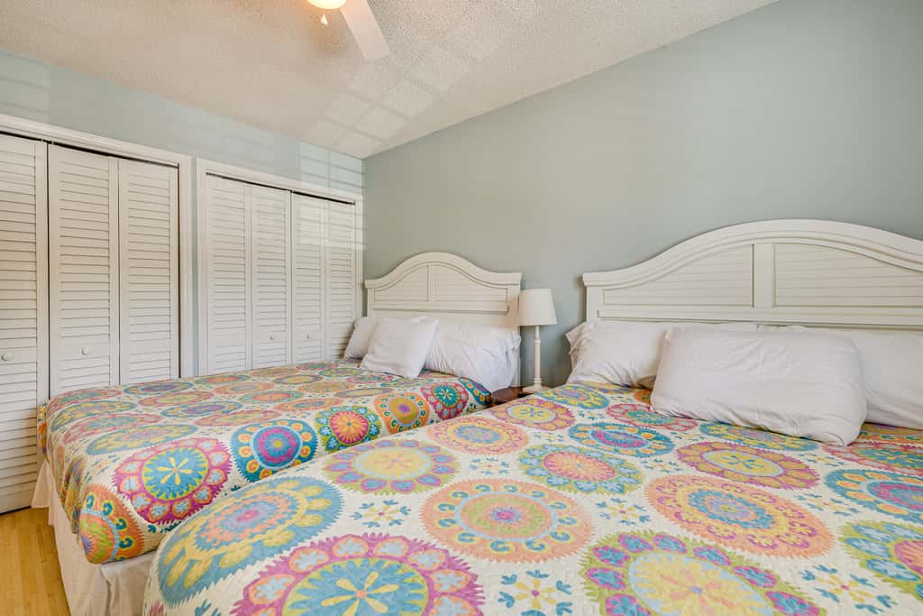 Emerald Isle Condo Near Beach w/ Screened Porch!