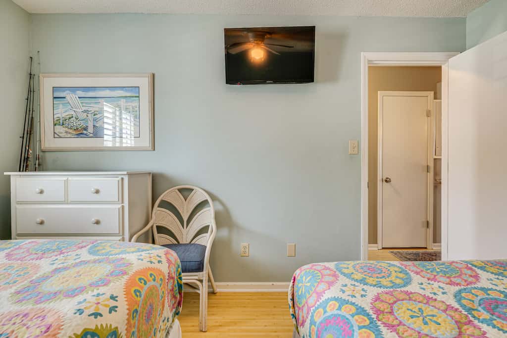 Emerald Isle Condo Near Beach w/ Screened Porch!