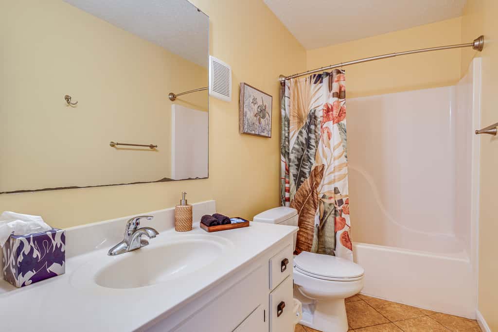 Emerald Isle Condo Near Beach w/ Screened Porch!
