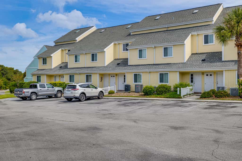 Emerald Isle Condo Near Beach w/ Screened Porch!