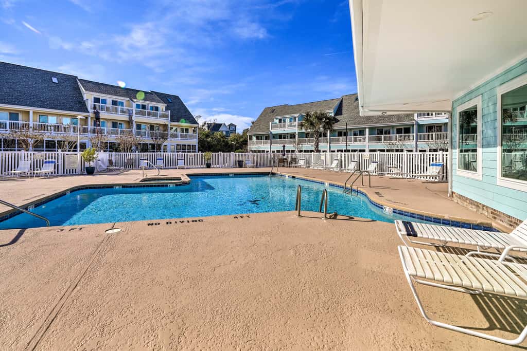 Emerald Isle Condo Near Beach w/ Screened Porch!