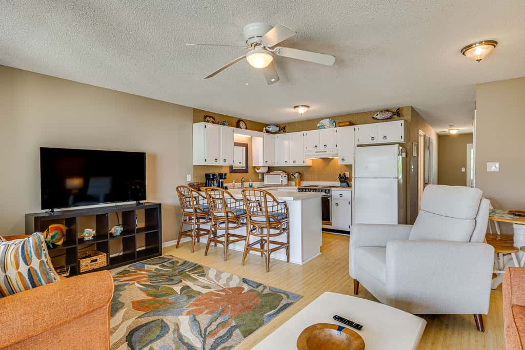 Emerald Isle Condo Near Beach w/ Screened Porch!