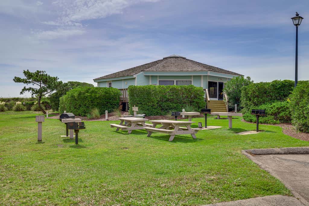 Emerald Isle Condo Near Beach w/ Screened Porch!