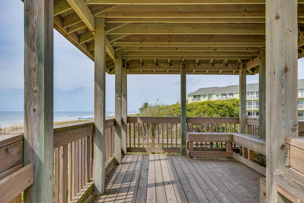 Emerald Isle Condo Near Beach w/ Screened Porch!