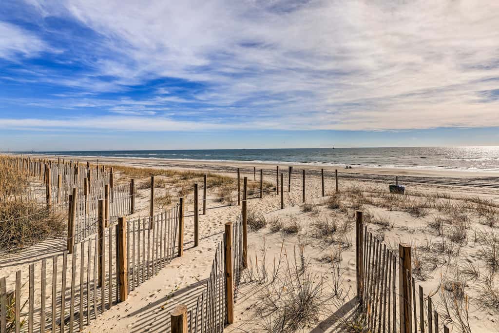 Emerald Isle Condo Near Beach w/ Screened Porch!