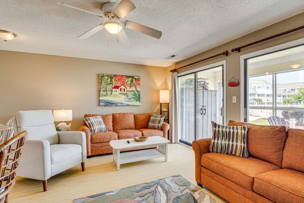 Emerald Isle Condo Near Beach w/ Screened Porch!