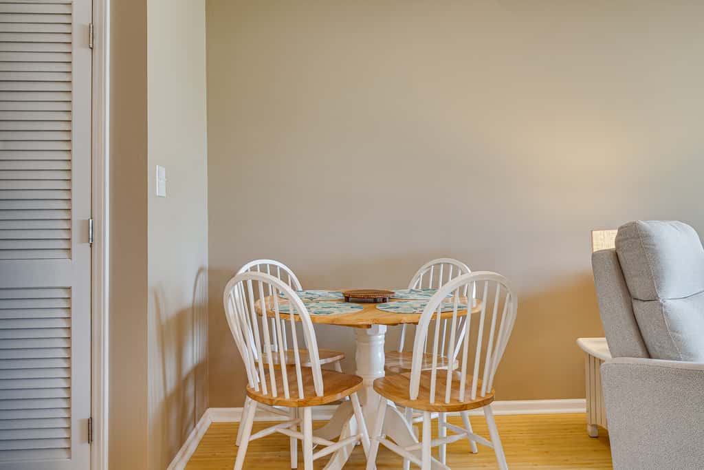 Emerald Isle Condo Near Beach w/ Screened Porch!