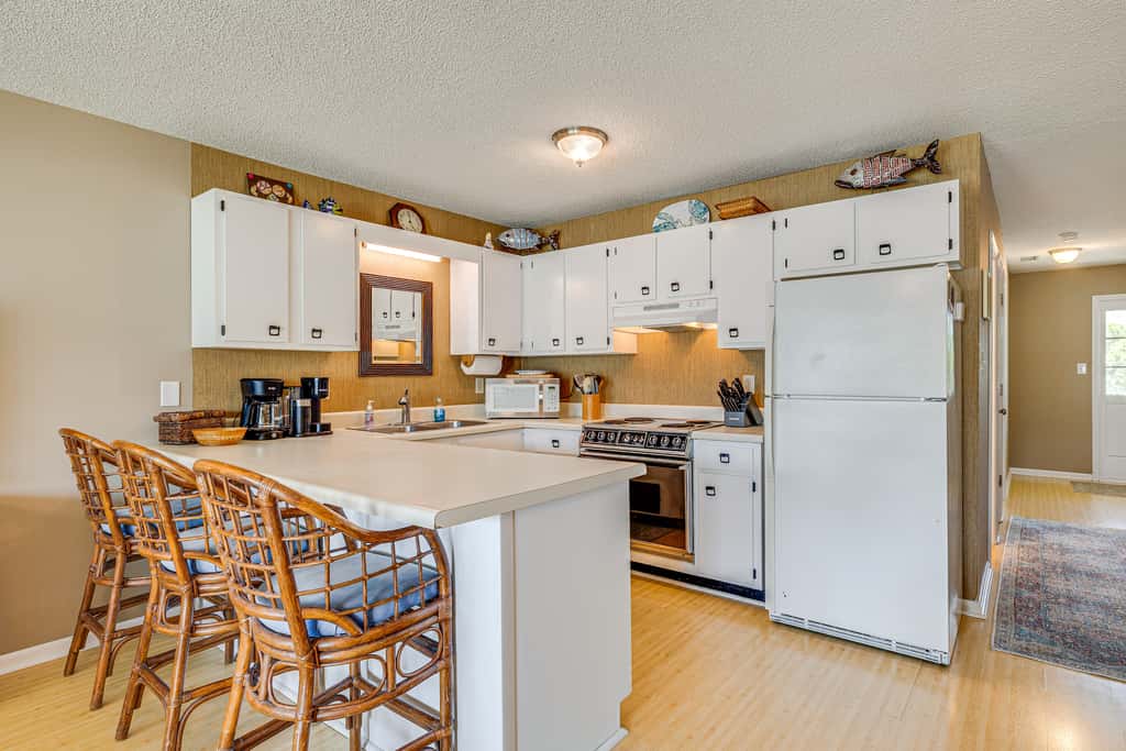 Emerald Isle Condo Near Beach w/ Screened Porch!