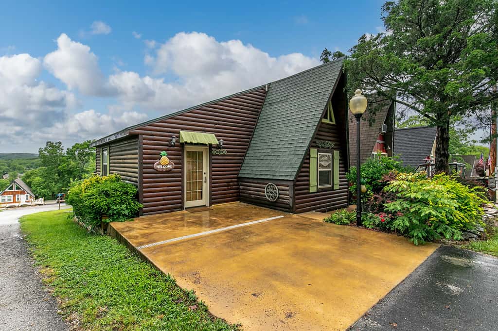 8 Mi to Dogwood Canyon: Cozy Cabin w/ Deck
