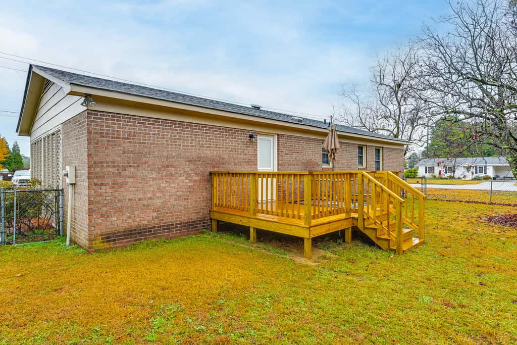 Deck & Fenced Yard: Family Home in Winterville