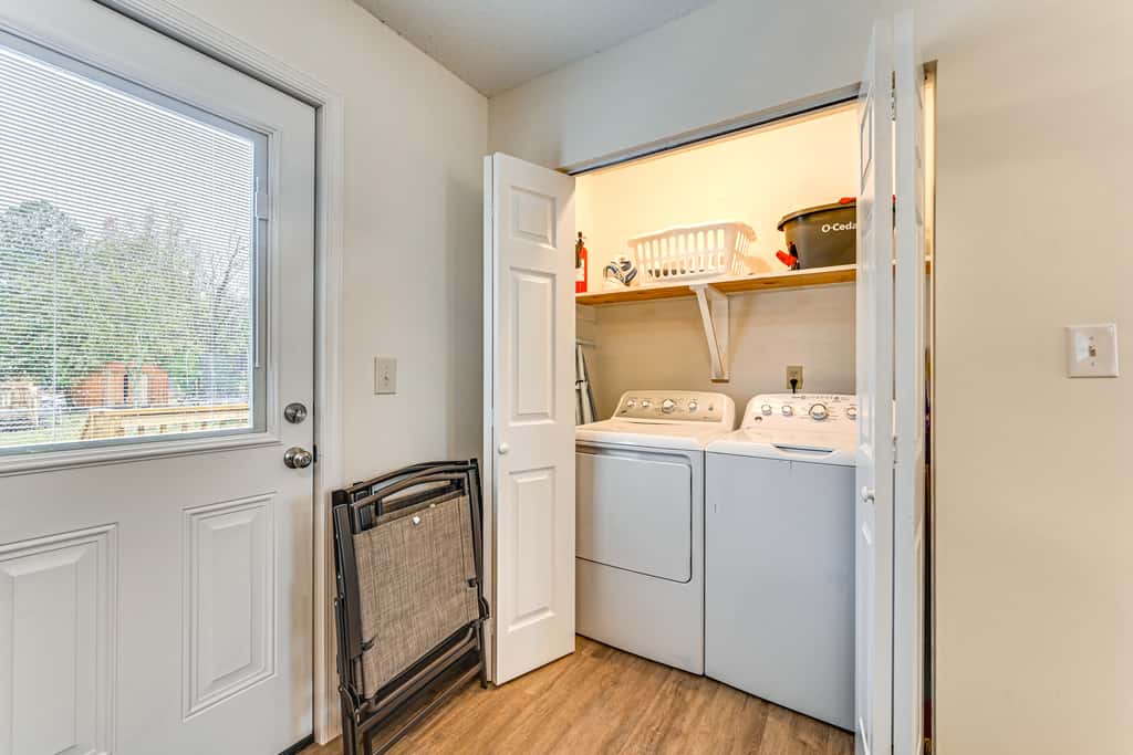 Deck & Fenced Yard: Family Home in Winterville