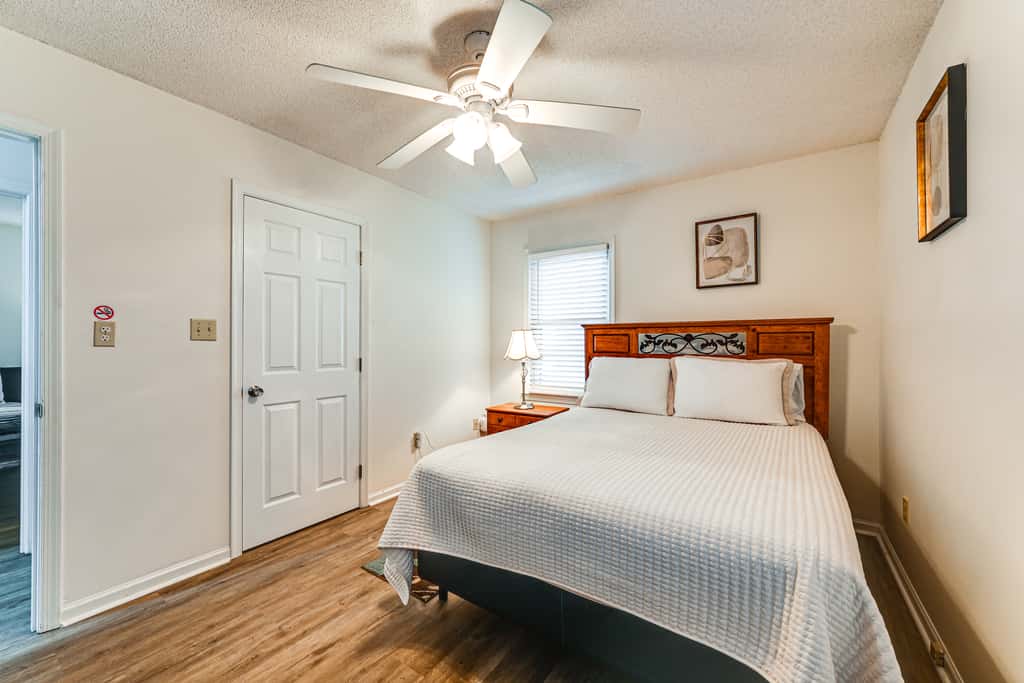 Deck & Fenced Yard: Family Home in Winterville