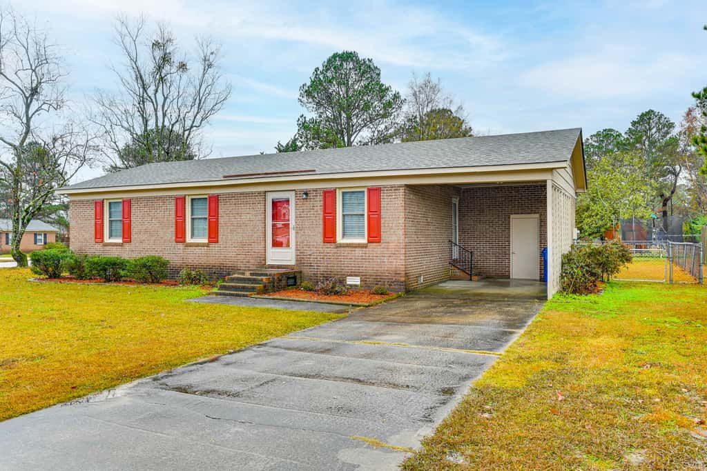 Deck & Fenced Yard: Family Home in Winterville