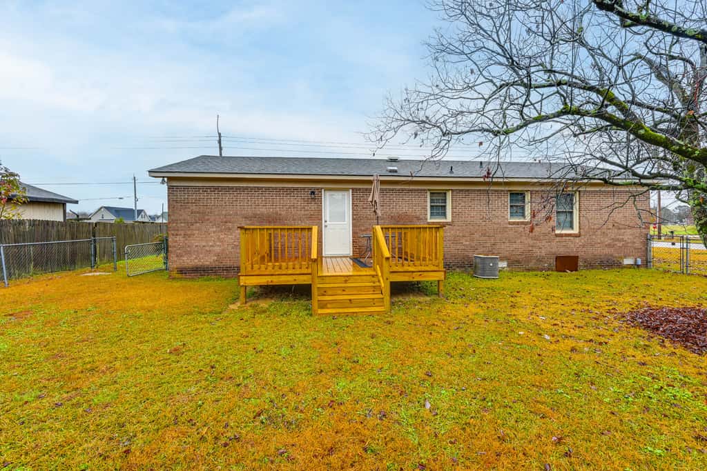 Deck & Fenced Yard: Family Home in Winterville