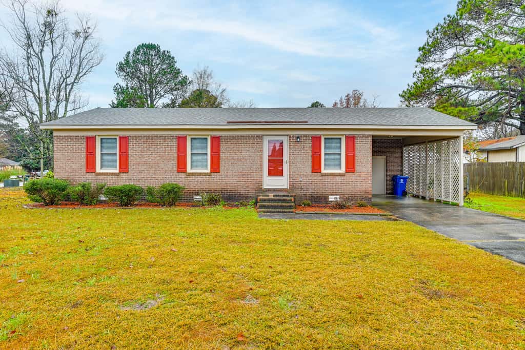 Deck & Fenced Yard: Family Home in Winterville