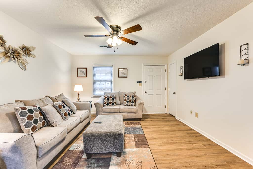 Deck & Fenced Yard: Family Home in Winterville
