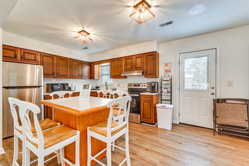 Deck & Fenced Yard: Family Home in Winterville