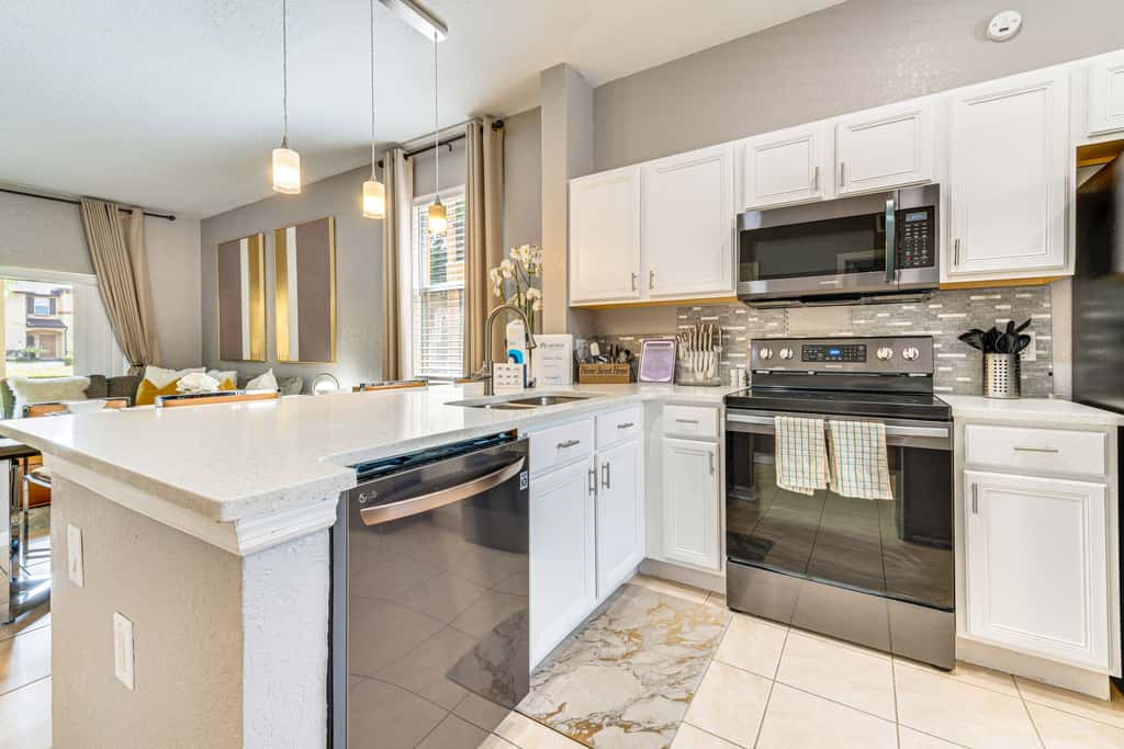9 Mi to WDW: Townhouse w/ Balcony in Davenport!