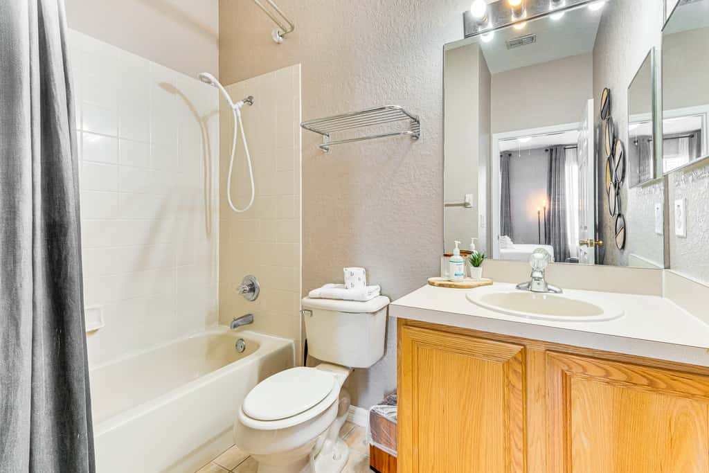 9 Mi to WDW: Townhouse w/ Balcony in Davenport!