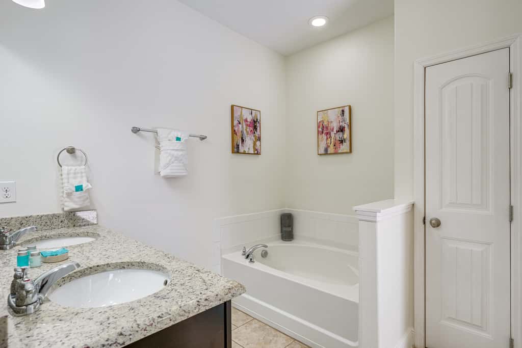 10 Mi to WDW: Family Home w/ Game Room & Pool!