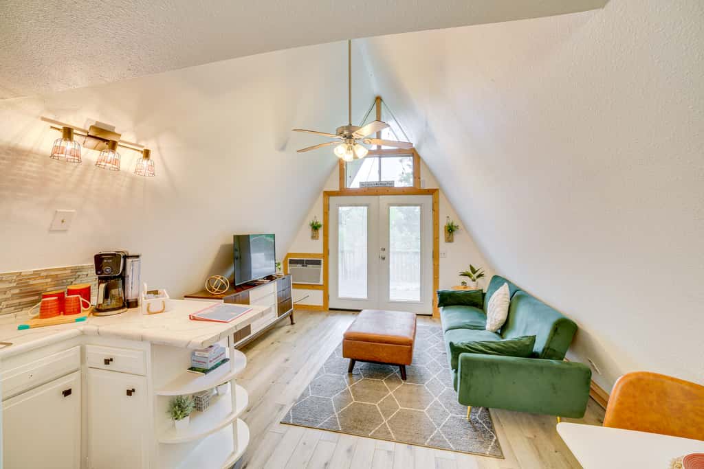 Cozy Cabin w/ Fire Pit: Walk to Lake Taneycomo!