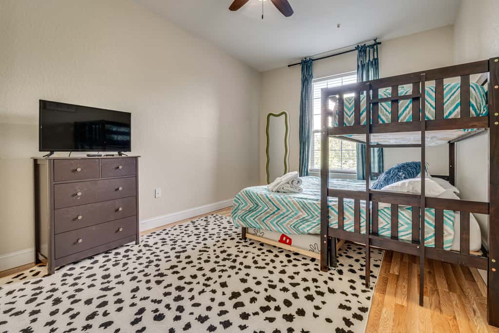 4 Mi to Disney: Family-Friendly Resort Getaway!