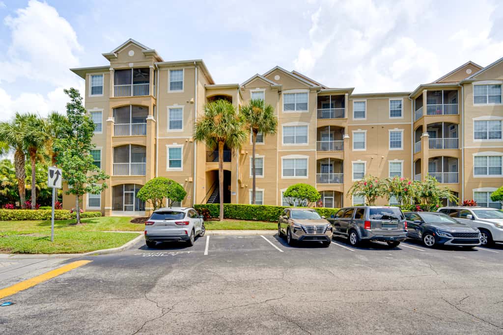 4 Mi to Disney: Family-Friendly Resort Getaway!