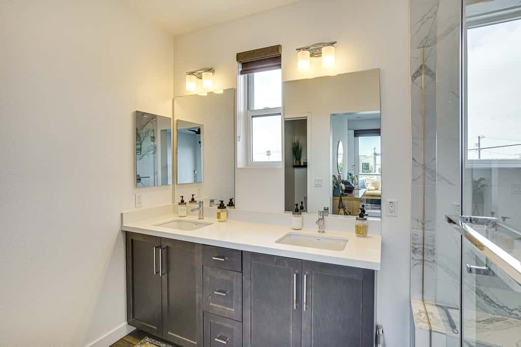 2 Mi to Cabrillo Beach: Luxe LA Gem w/ Balcony